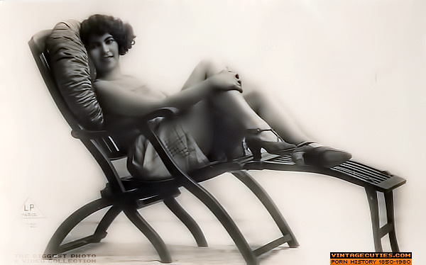 She flashes a smile and poses seductively o - XXX Dessert - Picture 4