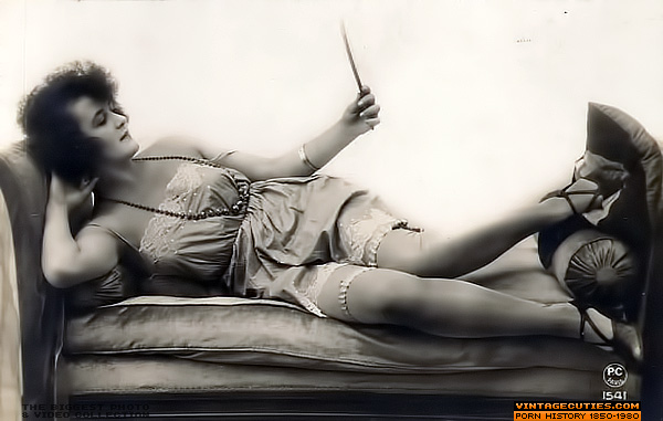 She flashes a smile and poses seductively o - XXX Dessert - Picture 9