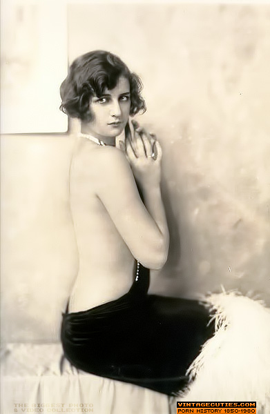 She smiles and strikes a pose in heels and  - XXX Dessert - Picture 8