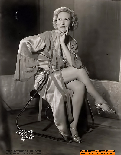 She smiles and strikes a pose in heels and  - XXX Dessert - Picture 9