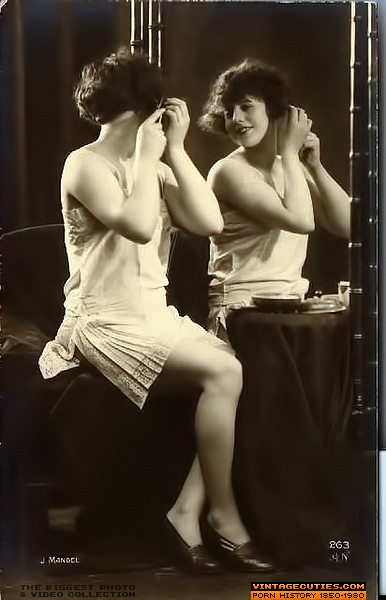 She strikes a theater-like pose on the couc - XXX Dessert - Picture 4