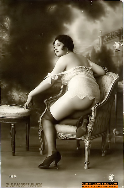 She strikes a theater-like pose on the couc - XXX Dessert - Picture 9