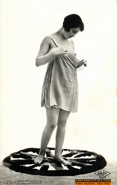 Dressed in victorian cloths, this slender s - XXX Dessert - Picture 2