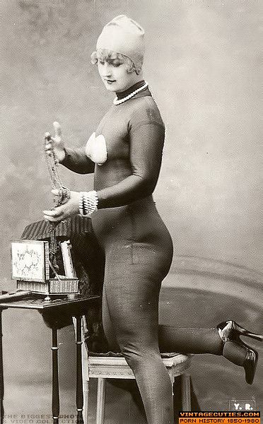 This petite tramp, with small tits, spreads - XXX Dessert - Picture 1