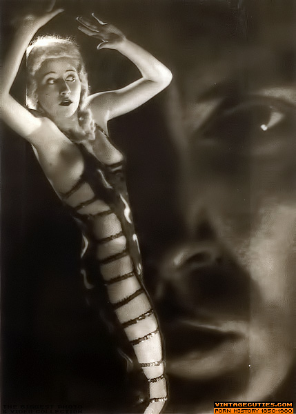 This petite tramp, with small tits, spreads - XXX Dessert - Picture 4