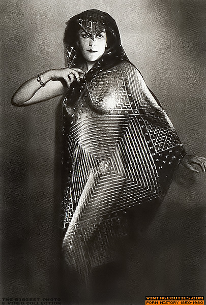 This petite tramp, with small tits, spreads - XXX Dessert - Picture 9