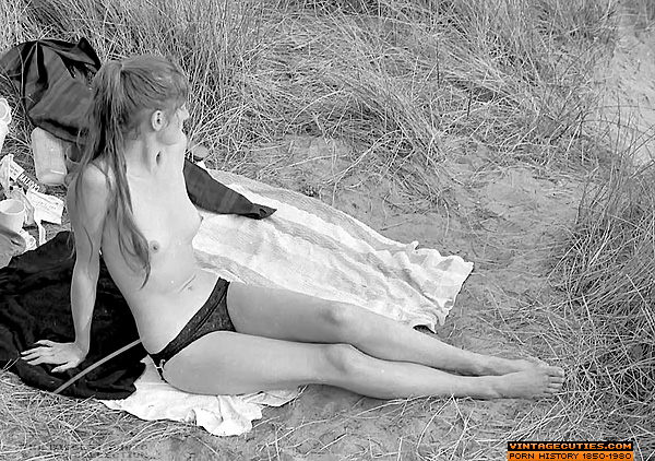 She strikes a classic form as she poses nud - XXX Dessert - Picture 1