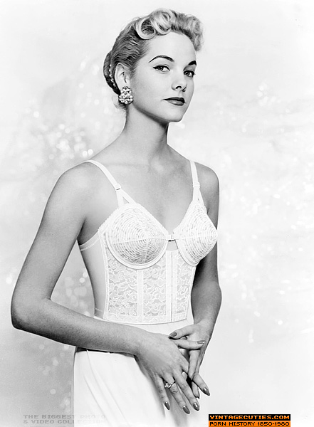 These gorgeous sluts pose seductively in va - XXX Dessert - Picture 6