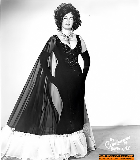 This older blonde beauty poses on her knees - XXX Dessert - Picture 2