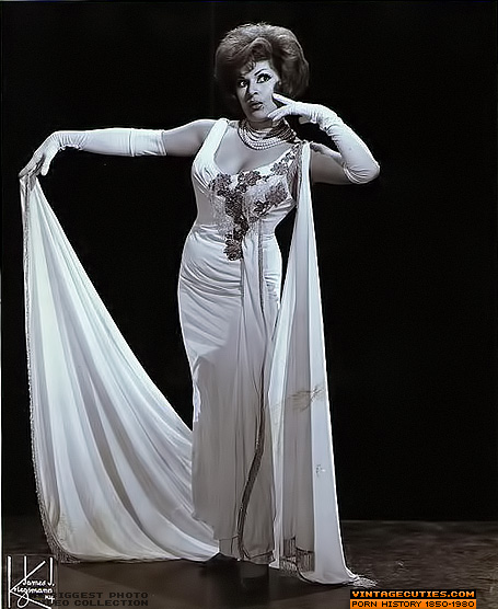 This older blonde beauty poses on her knees - XXX Dessert - Picture 3