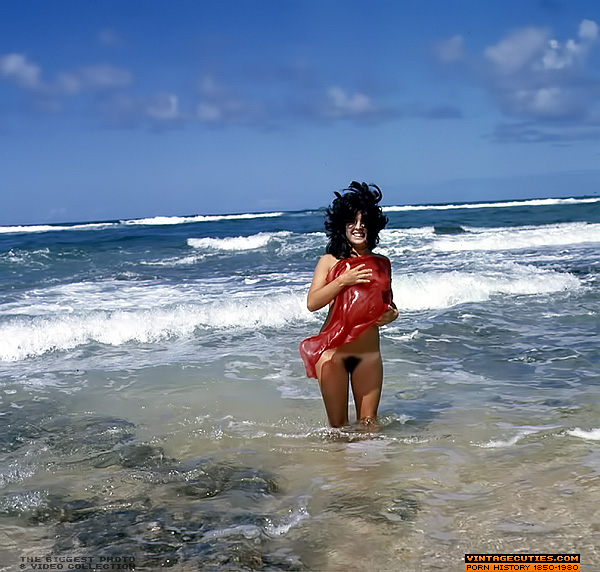 Luring brunette in red mesh scarf and black - XXX Dessert - Picture 2