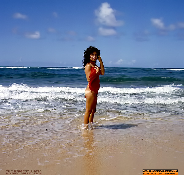 Luring brunette in red mesh scarf and black - XXX Dessert - Picture 6