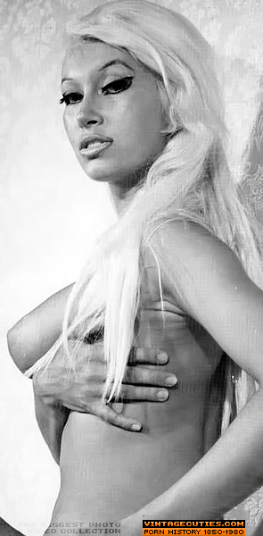 Alluring brunette and blonde in white lace  - XXX Dessert - Picture 7