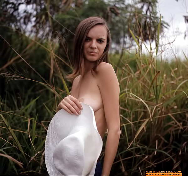 Gaudy brunette and blonde wearing white hat - XXX Dessert - Picture 2