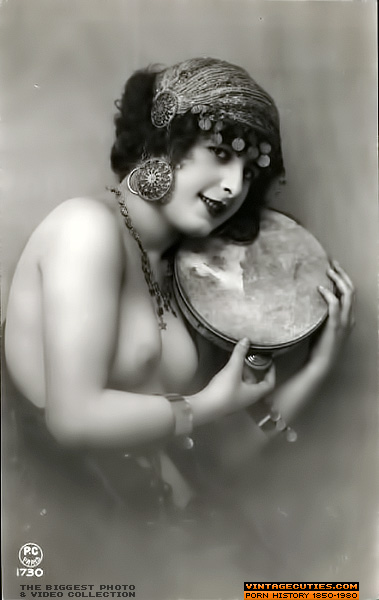 Dazzling brunette wearing a gypsy styled ou - XXX Dessert - Picture 3