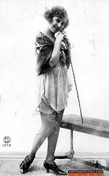 Dazzling brunette wearing a gypsy styled ou - XXX Dessert - Picture 7