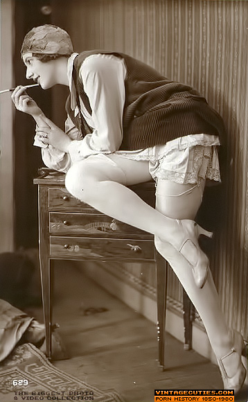 Superb couple girls wearing black and white - XXX Dessert - Picture 2