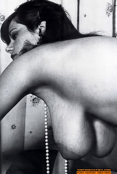 Showy couple girls wearing white loose nigh - XXX Dessert - Picture 6