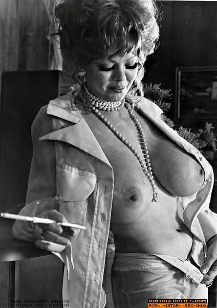 Classy brunette bitch with jewelries displa - XXX Dessert - Picture 1