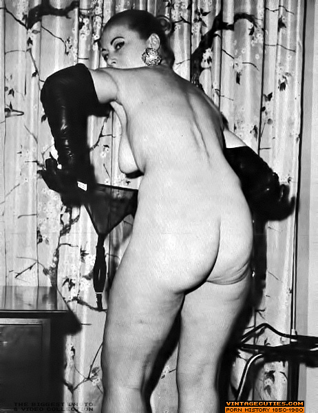 Stunning bitches get naked displaying their - XXX Dessert - Picture 5