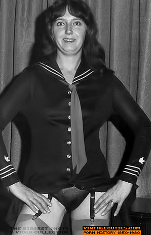 Seductive bitches pull their clothes showin - XXX Dessert - Picture 2