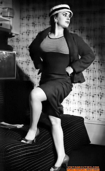 Chubby and stunning brunette shows off her  - XXX Dessert - Picture 2