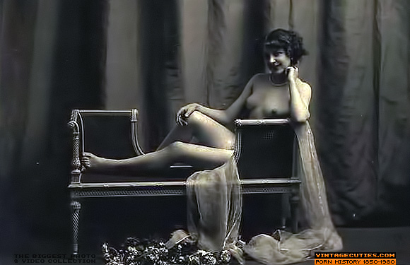 Short haired brunette grabs her mirror and  - XXX Dessert - Picture 2