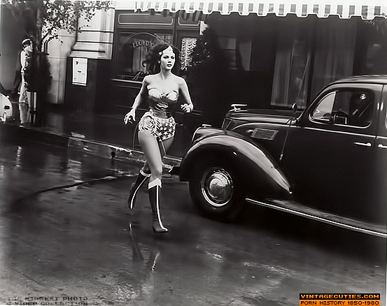 Black bitch and brunette babe finger each o - XXX Dessert - Picture 5