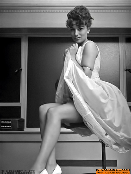 Brunette babe in white lingerie sits on a s - XXX Dessert - Picture 3