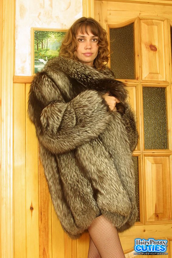 Lovely brunette in brown fur coat and black - XXX Dessert - Picture 2