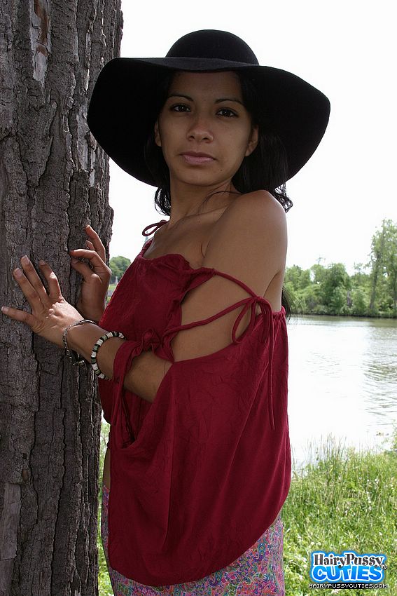 Foxy chick pose her alluring body wearing b - XXX Dessert - Picture 3