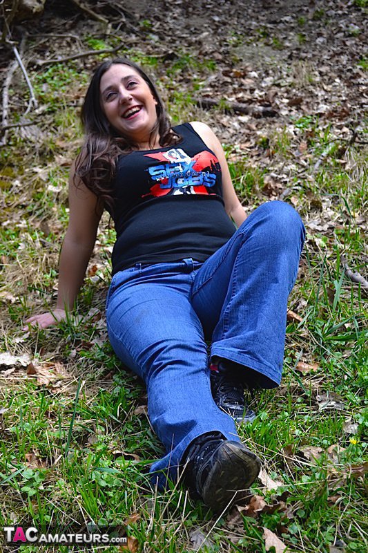 Alluring babe teases with her plus size body in different poses in the woods wearing her black shirt, bra, jeans and shoes. - XXXonXXX - Pic 5