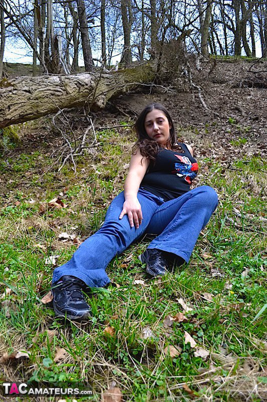 Alluring babe teases with her plus size body in different poses in the woods wearing her black shirt, bra, jeans and shoes. - XXXonXXX - Pic 6