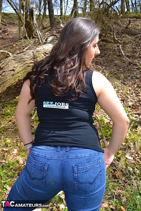 Alluring babe teases with her plus size body in different poses in the woods wearing her black shirt, bra, jeans and shoes. - XXXonXXX - Pic 9
