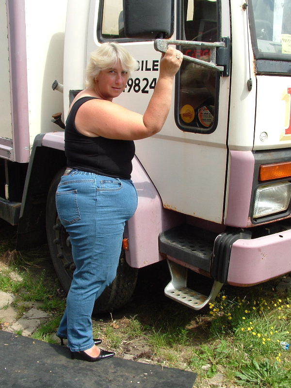 Chubby hottie displays her gigantic body be - XXX Dessert - Picture 2