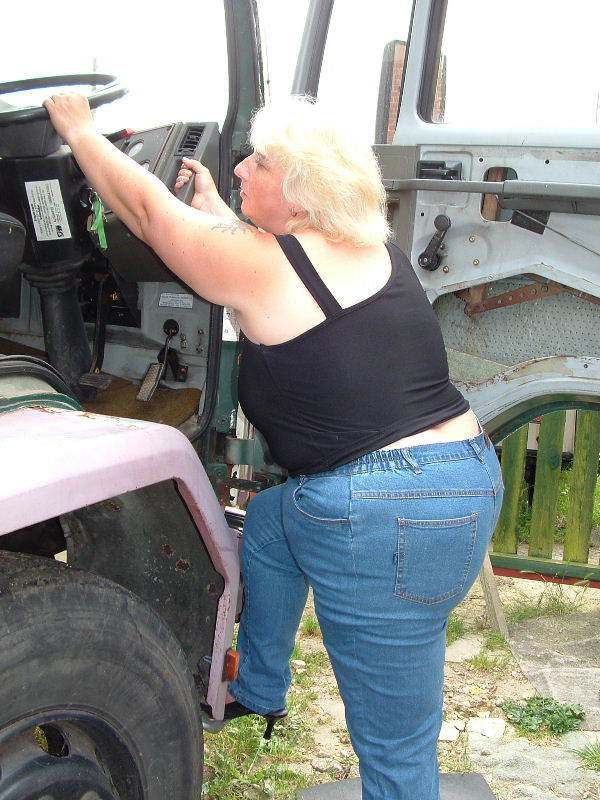 Chubby hottie displays her gigantic body be - XXX Dessert - Picture 3