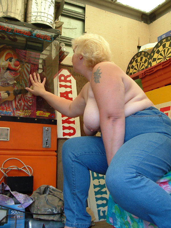 Chubby hottie displays her gigantic body be - XXX Dessert - Picture 7