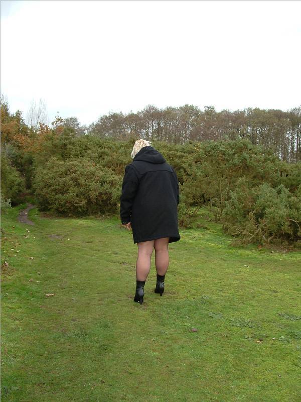 Chubby hottie opens her black coat and pose - XXX Dessert - Picture 4