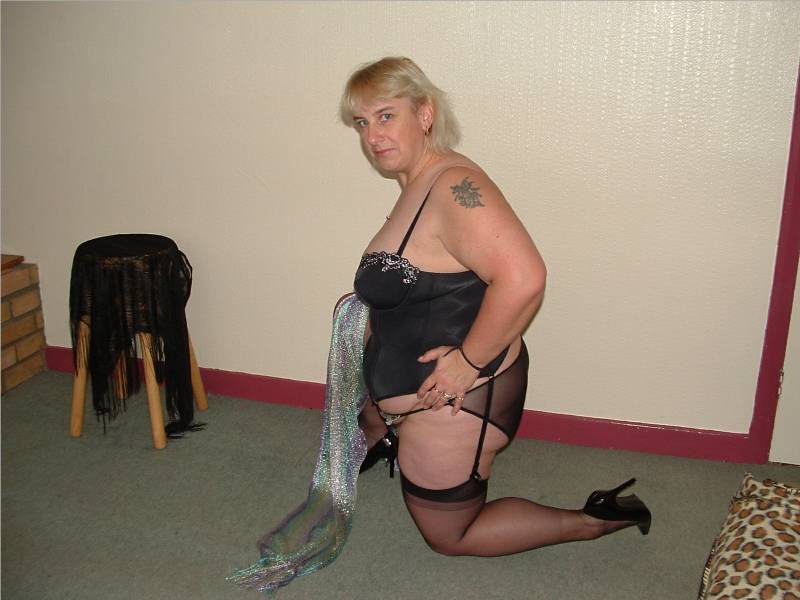 Blonde plumper teases with her humongous bo - XXX Dessert - Picture 4