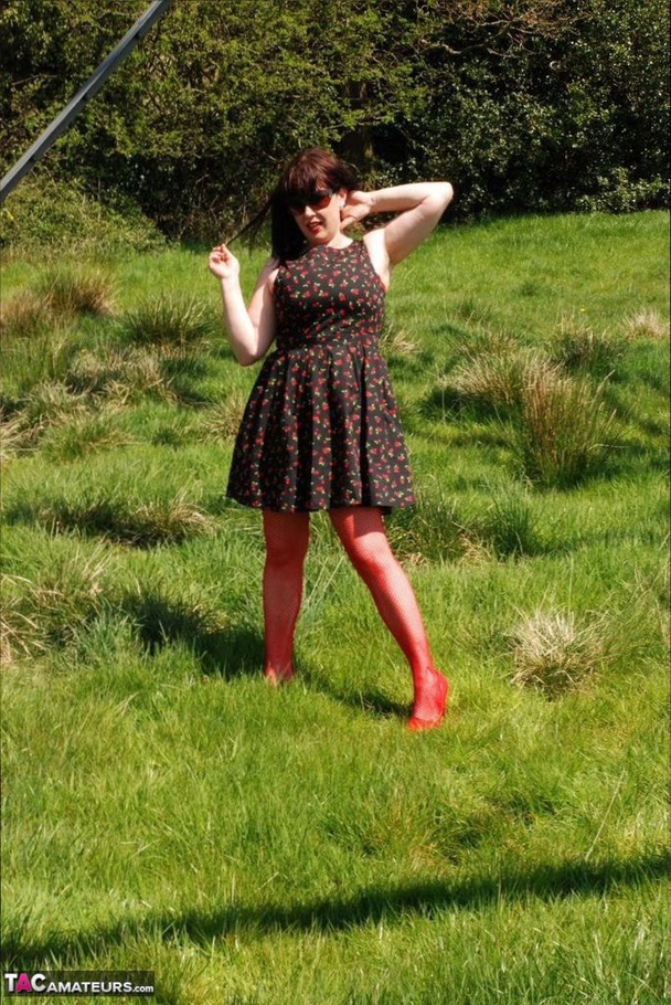 Cute hottie takes off her black, red and gr - XXX Dessert - Picture 1