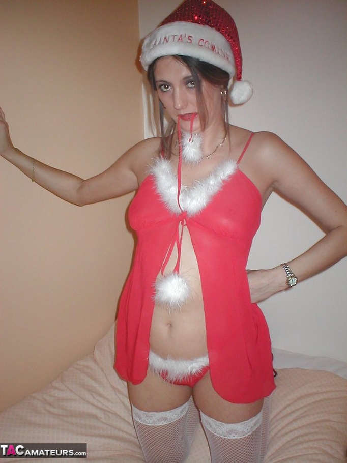 Luscious babe wearing red and white santa h - XXX Dessert - Picture 3