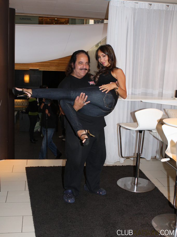 Foxy chick displays her banging body on sta - XXX Dessert - Picture 2