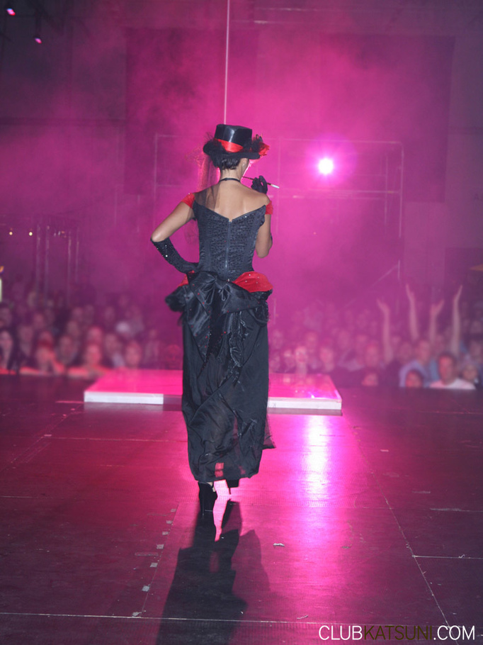 Foxy chick displays her banging body on sta - XXX Dessert - Picture 5