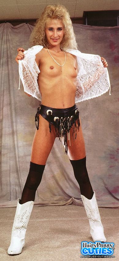 Curly hair blond with small breast seductiv - XXX Dessert - Picture 3