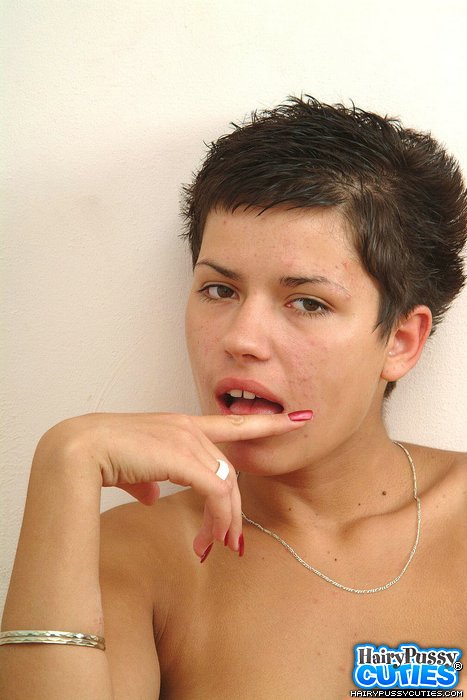 Short haired babe with pierced belly and ha - XXX Dessert - Picture 6