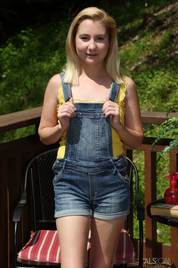 Small boobed blonde in jeans outfit and yel - XXX Dessert - Picture 2