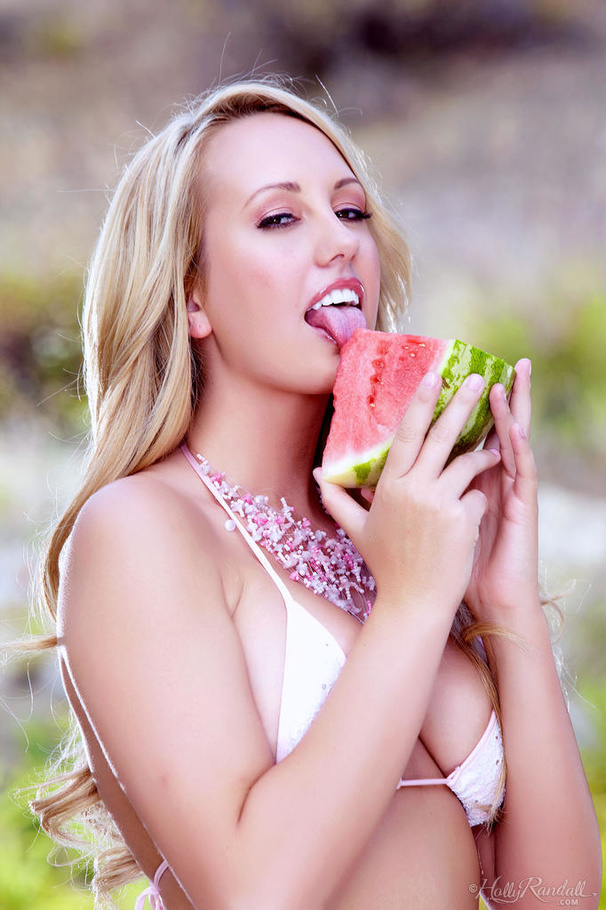 High heeled blonde in high heels posing wit - XXX Dessert - Picture 2