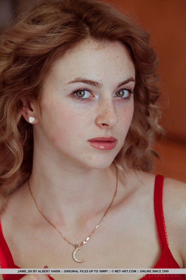 Green eyed brunette with big naturals wiggl - XXX Dessert - Picture 2