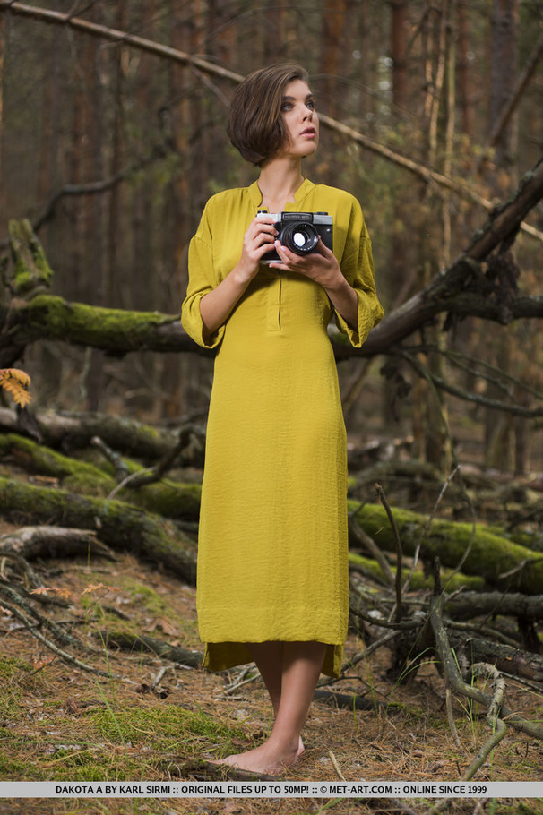 Short haired brunette in long green dress s - XXX Dessert - Picture 2