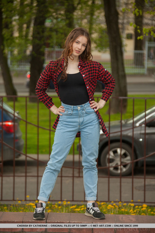 Brunette teen in jeans and red shirt posing - XXX Dessert - Picture 3